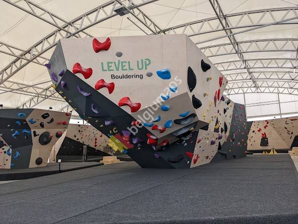Level Up Bowling - Trampoline - Bouldering - Inflatable - Karaoke - Arcade